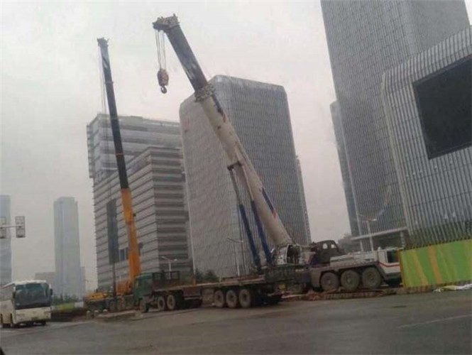 下城区“自动找平”—— 吊车的 “平地神器” 技术